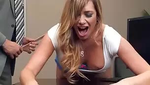 usando un cazzo duro per educare la segretaria bionda MILF