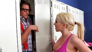 A chance to fuck hit blond mommy in the locker room